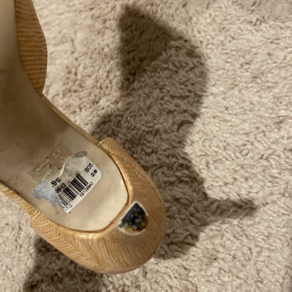 Beige crocodile pumps - Picture 4 of 5